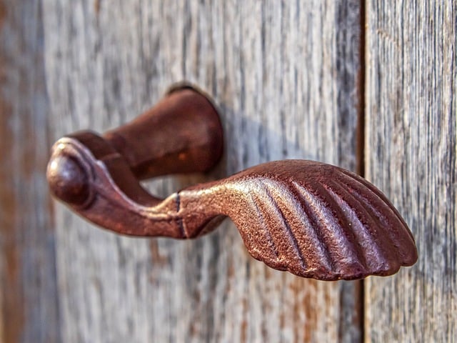 10 Essential Considerations for Choosing Cabinet Knobs and Handles in Kitchen Design